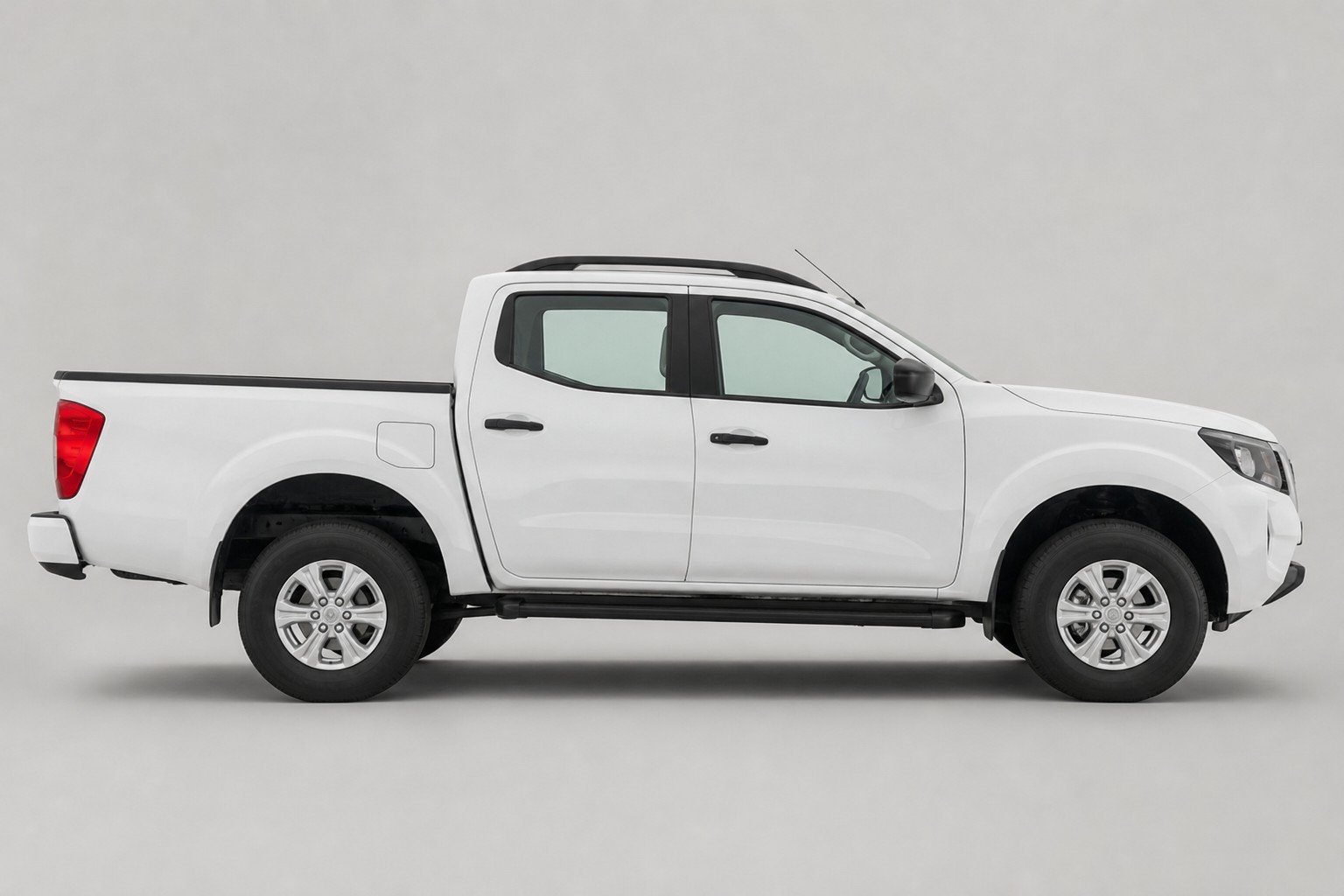 Nissan Navara 2021-2025 passenger side view